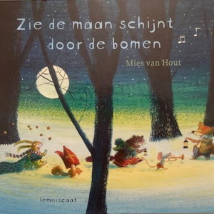 Zie de maan schijnt door de bomen